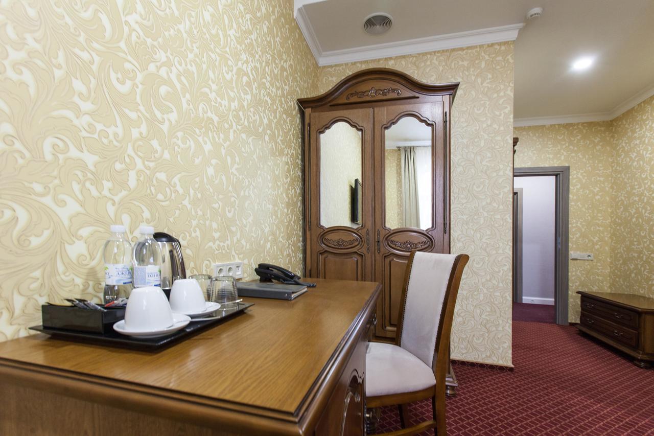 West Park Hotel Sofiivska Borshchahivka Buitenkant foto