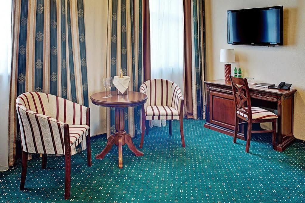 West Park Hotel Sofiivska Borshchahivka Buitenkant foto