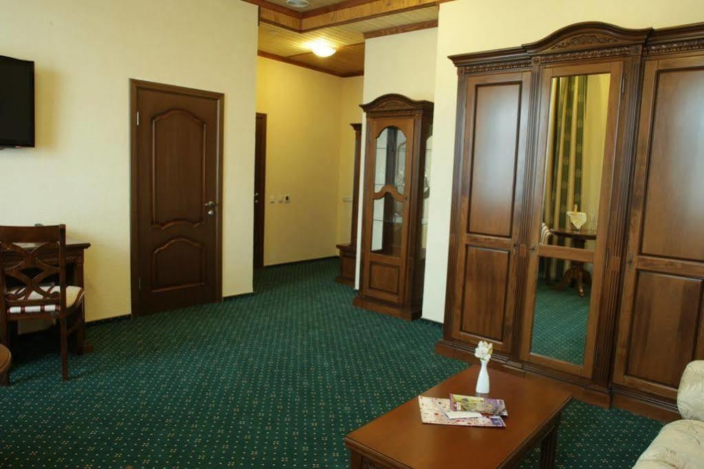 West Park Hotel Sofiivska Borshchahivka Buitenkant foto