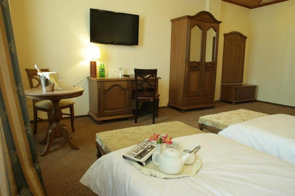 West Park Hotel Sofiivska Borshchahivka Buitenkant foto
