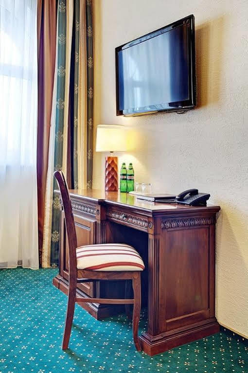 West Park Hotel Sofiivska Borshchahivka Buitenkant foto