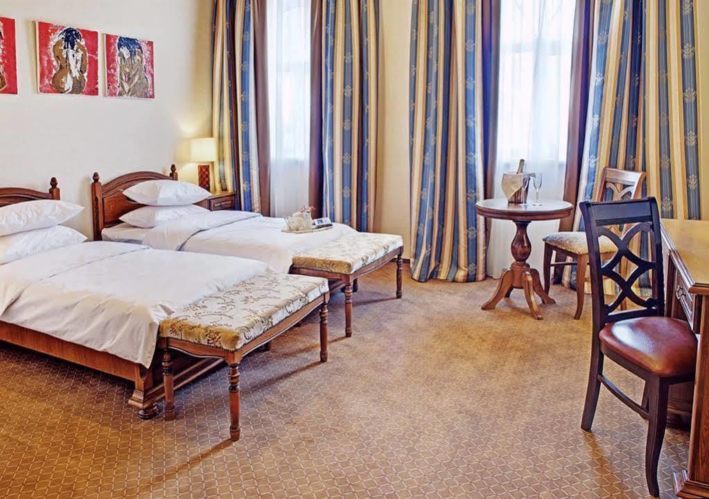 West Park Hotel Sofiivska Borshchahivka Buitenkant foto