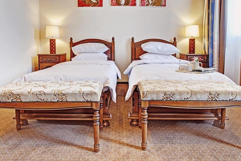 West Park Hotel Sofiivska Borshchahivka Buitenkant foto