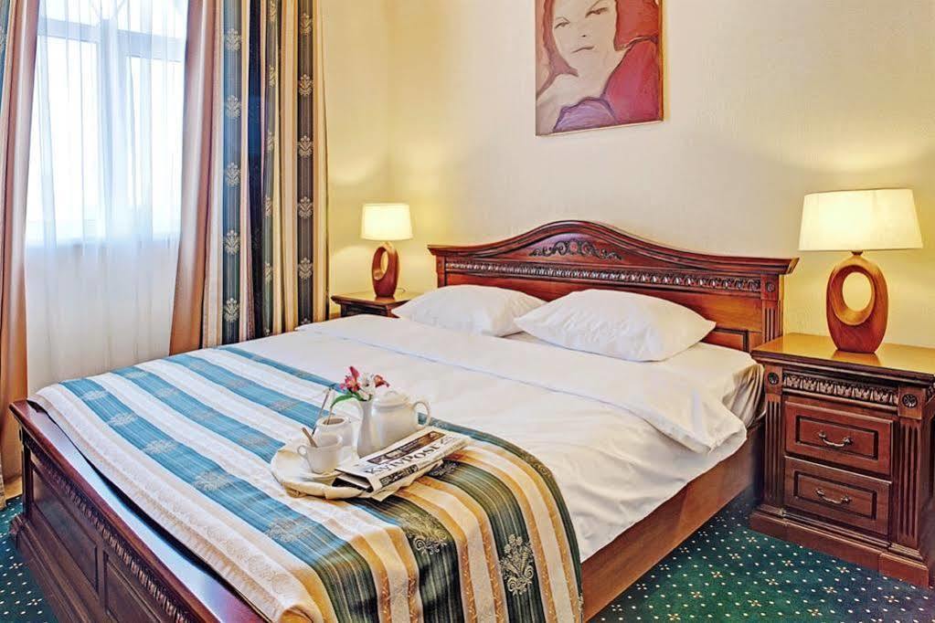 West Park Hotel Sofiivska Borshchahivka Buitenkant foto