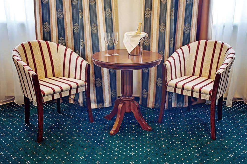 West Park Hotel Sofiivska Borshchahivka Buitenkant foto